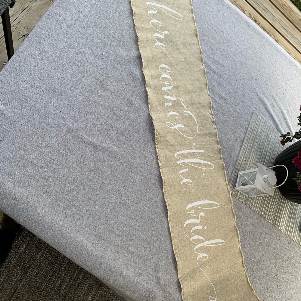 Elegant Tan wedding sign « here comes the bride » to hold down the aisle